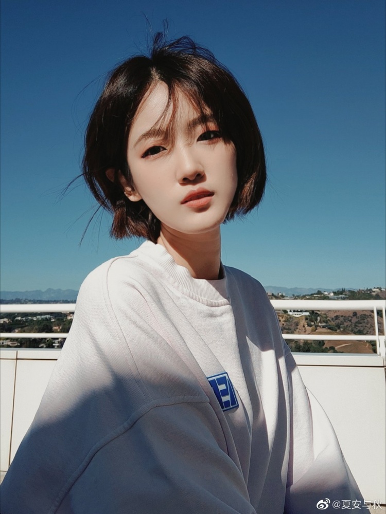 LPL主持人夏安晒照:慢悠悠散步的一天 幸福捏嘿嘿嘿