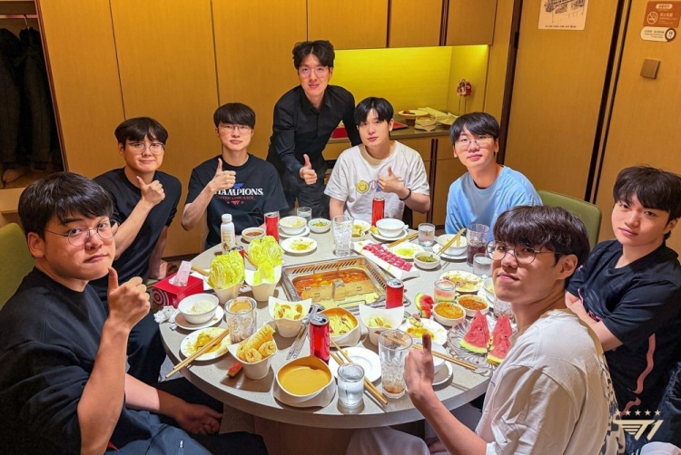 T1官方晒照:全队聚餐中