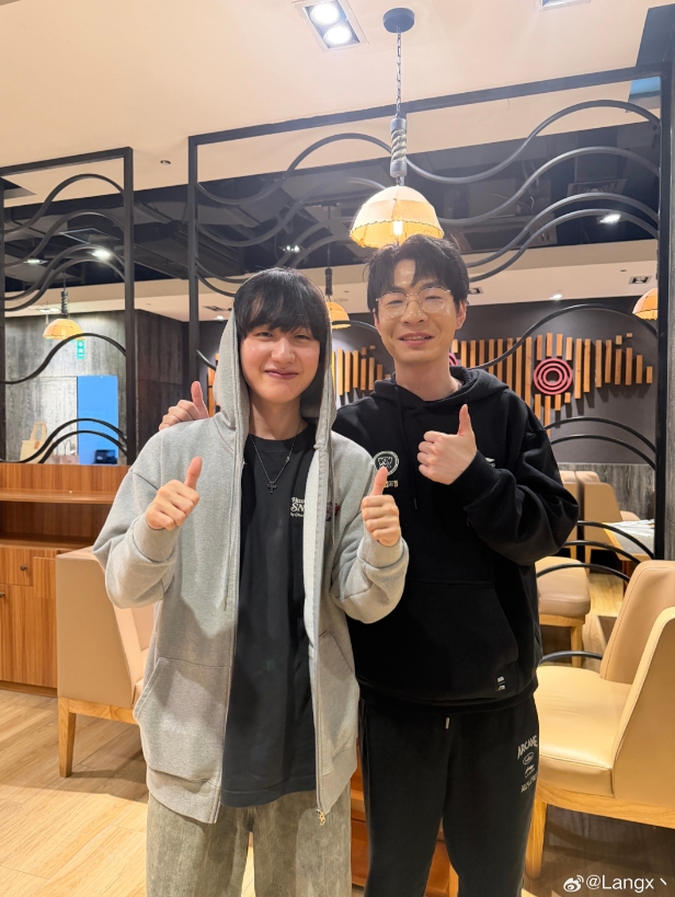 LangX晒和Xiye、Peanut合照:每天开开心心