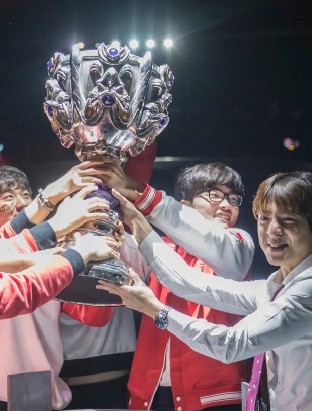 赛事官方分享Faker历年S赛决赛阶段照片:GOAT