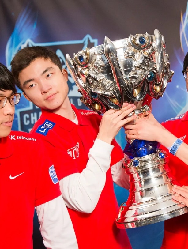 赛事官方分享Faker历年S赛决赛阶段照片:GOAT