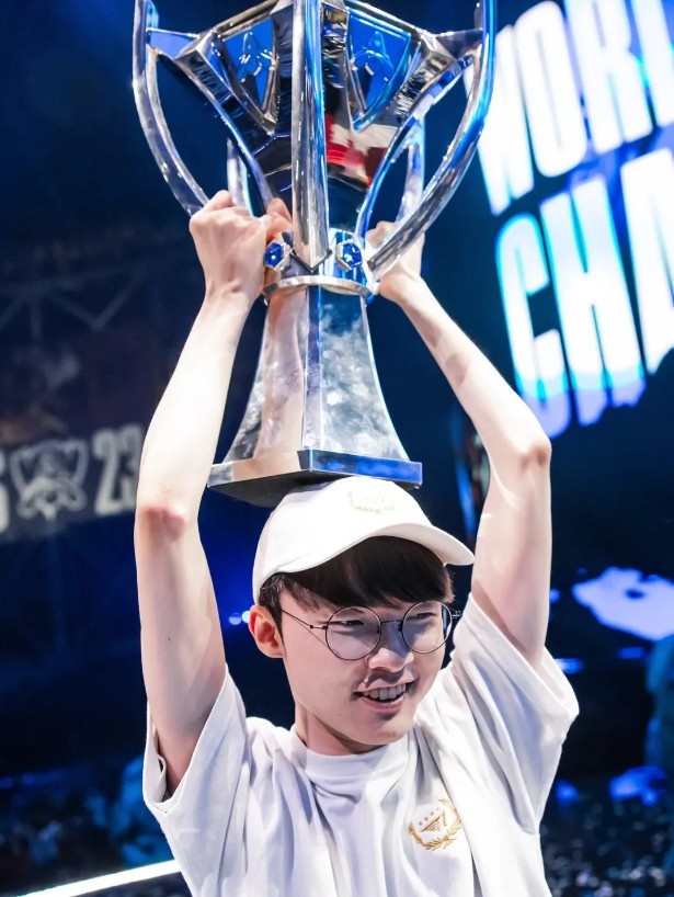 赛事官方分享Faker历年S赛决赛阶段照片:GOAT