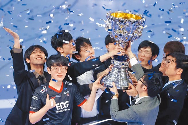 四年前的今天EDG在冰岛夺得S11冠军:目前仍是LPL最后一个S冠