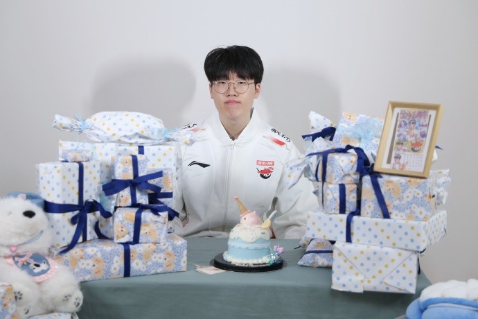 AL分享Kael五周年礼物开箱返图:大家为什莫给我这么多这个狗呀?