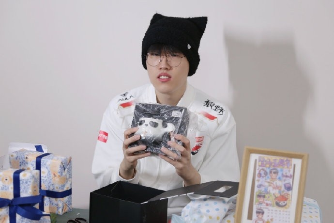 AL分享Kael五周年礼物开箱返图:大家为什莫给我这么多这个狗呀?