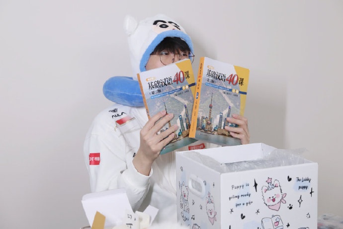 AL分享Kael五周年礼物开箱返图:大家为什莫给我这么多这个狗呀?