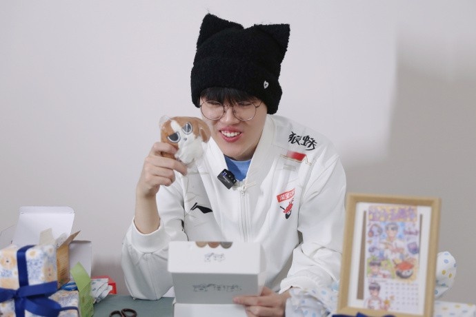 AL分享Kael五周年礼物开箱返图:大家为什莫给我这么多这个狗呀?