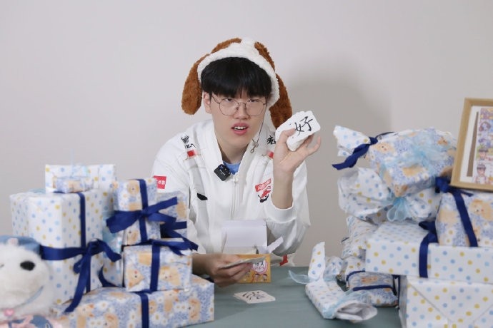 AL分享Kael五周年礼物开箱返图:大家为什莫给我这么多这个狗呀?