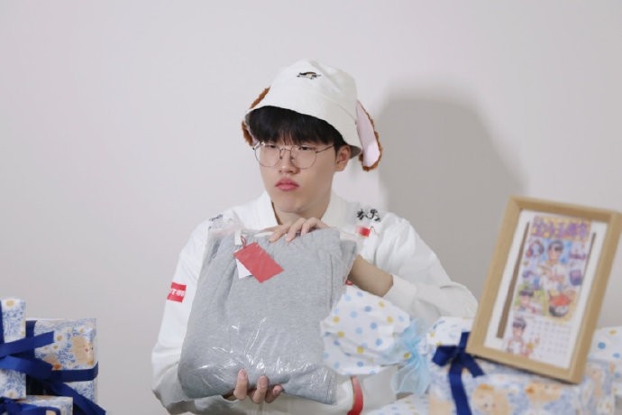 AL分享Kael五周年礼物开箱返图:大家为什莫给我这么多这个狗呀?