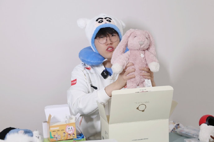 AL分享Kael五周年礼物开箱返图:大家为什莫给我这么多这个狗呀?