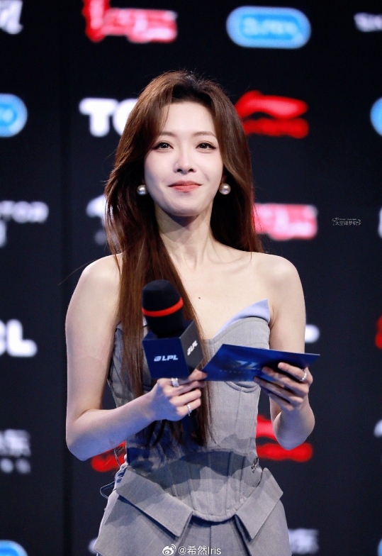 主持希然晒照：重逢是如此稳定的笑容制造所~