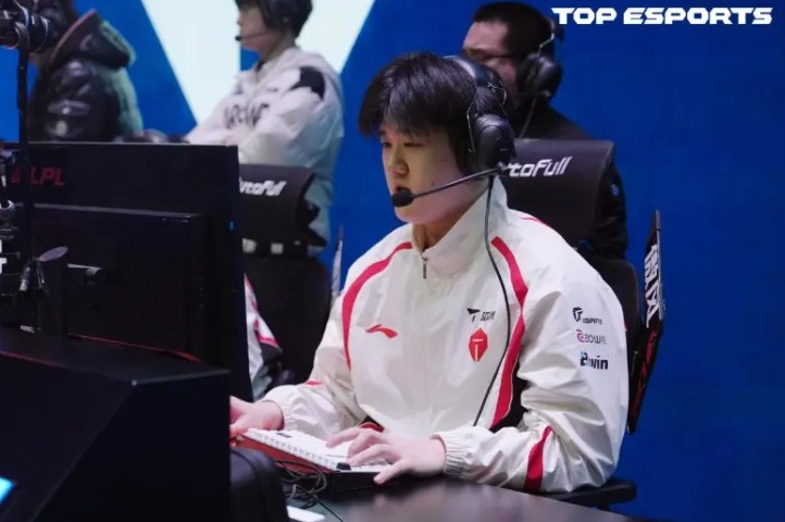 fengyue:对阵iG中期因为我的原因输了,说实话有点辅助差距