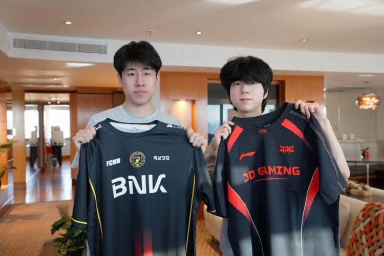 LPL分享动态:Social时间到~GALA和Diable交换队服