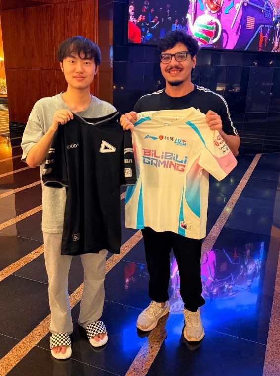 LOUD中单Envy分享与Knight合照并配文：LPL的王