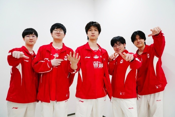 战胜BLG后WE分享队员赛后合影：鲜衣怒马少年时！
