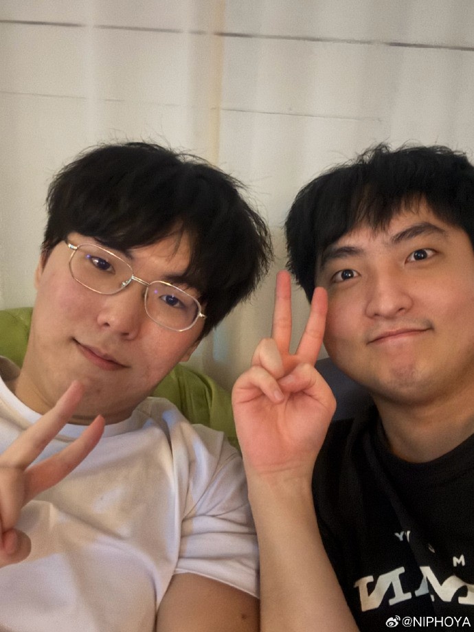 老队友重逢!HOYA晒与Ucal合照:jian le