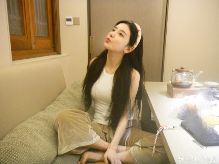 新的照片~LPL女解说Rita晒照：耶 新手机壳