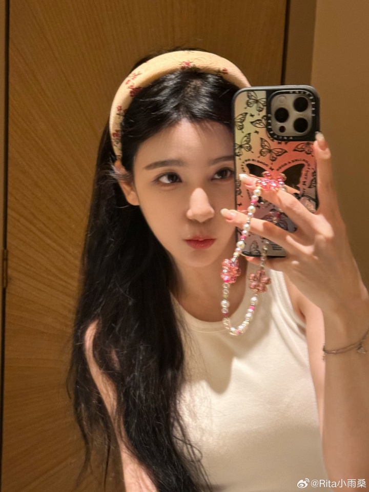 新的照片~LPL女解说Rita晒照：耶 新手机壳